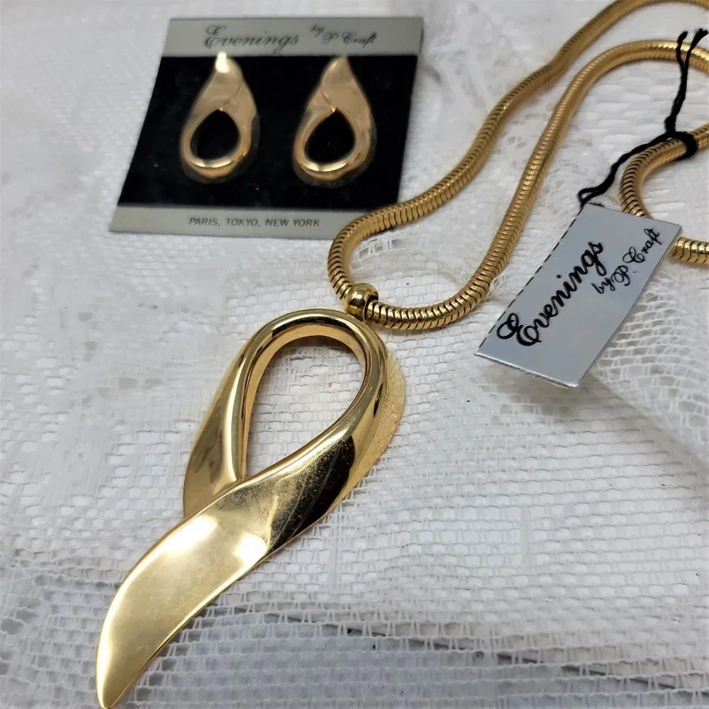 Vintage Necklace & Earring Set Goldtone Pierced Earrings